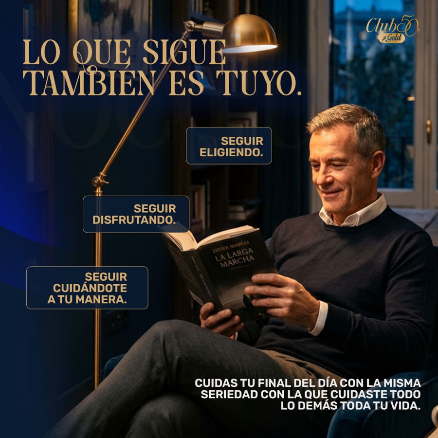 Hombre leyendo en un sillón por la noche, a la luz de una lámpara