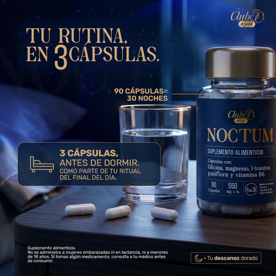 Tres cápsulas de NOCTUM junto a un vaso de agua en un buró